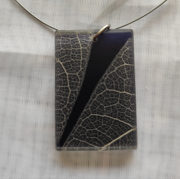 Magnetic Blue Leaves Resin Necklace - Picture 1 of 3